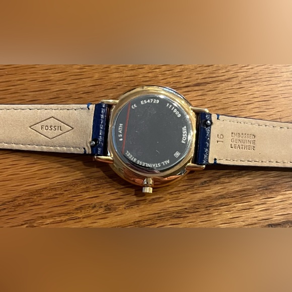 Fabulous navy blue face/band Fossil watc.  Like new condition. - Picture 3 of 4